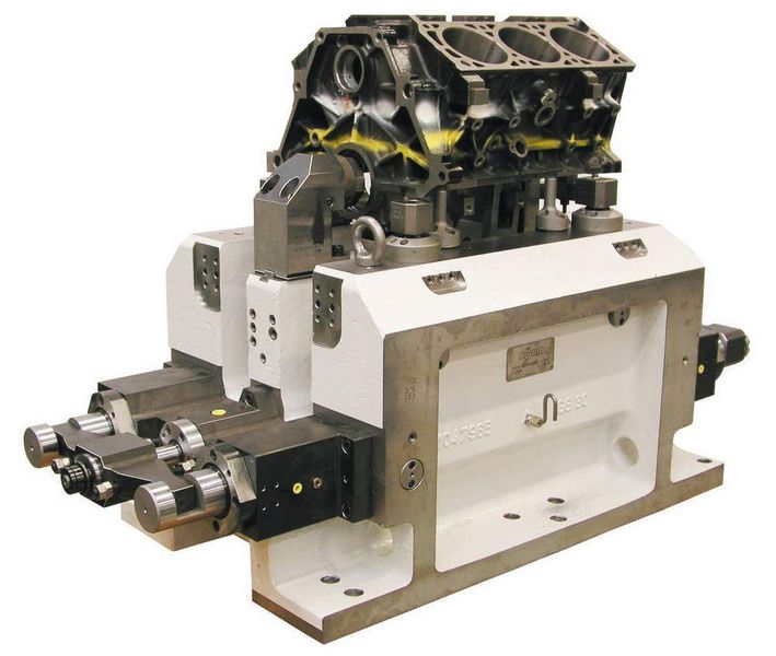 Hydraulisch betätigte Vorrichtung zum Spannen von Zylinderblöcken: Hydraulisch betätigte, um 31°schwenkbare Spannvorrichtung – 505 mm hoch, 973 mm lang und 420 mm breit, mit 2 starren und 2 pendelnden Werkstückauflagen mit Luftanlagekontrolle, Werkstückausrichtung über ein 2-Backen Ausrichtfutter und 2 Bolzenspanndornen und Planspannung mit 2 Schwenkspannern, zum Spannen von Motorblöcken.  Bilder: Röhm (Archiv: Vogel Business Media)