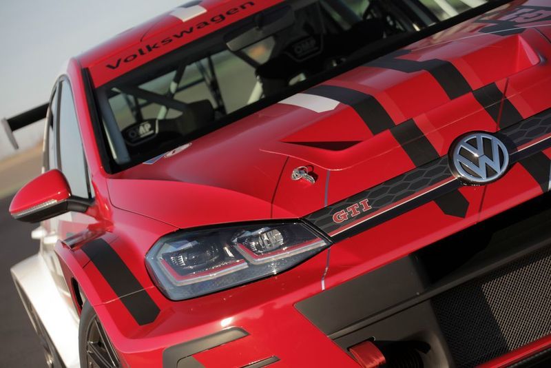 Denn die Faszination, die ein TCR-Rennwagen ausstrahlt, lässt sich durch generische PS-Monster mit Einheitstechnik, wie sie in anderen Rennserien zum Einsatz kommen, kaum übertreffen. (VW)