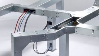 Der Pflitsch Industrie-Kanal aus Stahl und Edelstahl bietet mit 13 Querschnitten und rund 80 Formteilen ein breites Einsatzspektrum. (Pflitsch)