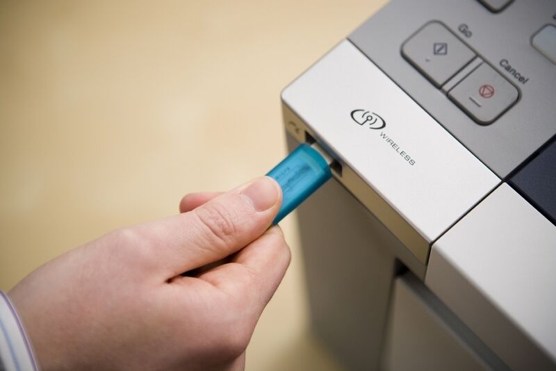 Gescannte Vorlagen können auf USB-Stick abgelegt, gespeicherte PDF-, JPG- und TIFF-Dateien direkt von dort aus gedruckt werden. (Archiv: Vogel Business Media)
