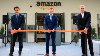 V.l.n.R.: US-Generalkonsul Ken Toko, Sachsens Ministerpräsident Michael Kretschmer und Chris Schlaeger, Leiter des Amazon Forschungs- und Entwicklungszentrums, eröffnen den Standort mit einem Banddurchschnitt. (Bild: picture alliance/dpa/dpa-Zentralbild)