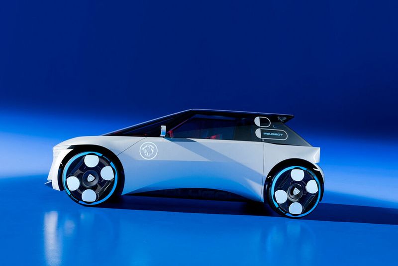 The Polygon is less than four meters long. Despite its futuristic look, its silhouette also conveys classic small car proportions reminiscent of the Peugeot 205. (Image:Peugeot)