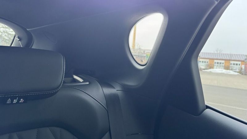 Das Heckfenster des Capri ist breiter, aber durch das abfallende Heck ebenfalls schmal. Die dicke C-/D-Säule schränkt die Übersicht nach hinten zusätzlich ein. (Bild: Achter – VCG)