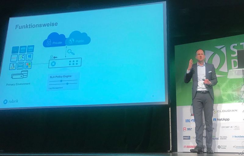 Christian Geilen erklärt das Brick- und HCI-Konzept von @rubrikInc für das Backup und Recovery, eine neue Generation des Storage im Cloudzeitalter. @ADN_Bochum #storagetc  (Bild: Vogel IT-Akademie)