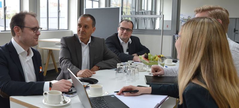 Im Gespräch von links: Philipp Ramin, Ronny Steinhagen und Dr. Frank Breitenbach.(Bild:  Vogel Business Media)