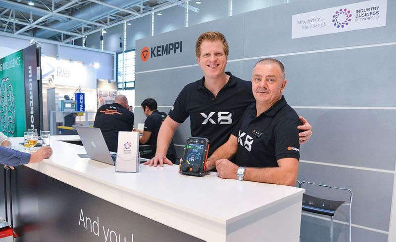 An den Ständen der Mitglieder konnten sich die Fachbesucher während der EuroBLECH über den neuen Verband informieren: Frederic Lanz (links, Geschäftsführer der Kemppi GmbH in Deutschland und Vice President Marketing & Sales Kemppi Oy) und sein Team freuten sich über grosses Interesse. (IBN Systems)