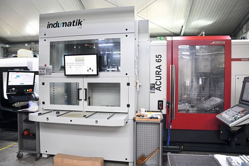Eine fünfachsige „Acura 65“ von Hedelius ist heute in Hüllhorst Schlüsselmaschine. Das kann sie sein, weil sie per großen Werkzeugspeicher, Palettenpool und Gressel-Werkstückspanntechnik fit gemacht wurde für die automatisierte Fertigung von Einzelteilen und Kleinserien. (Bild: Gressel)