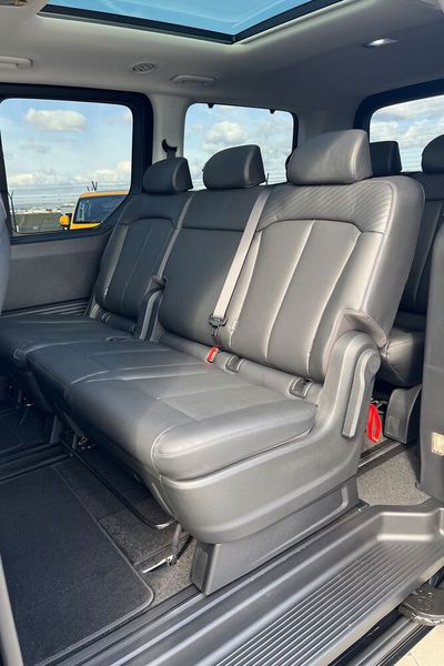 Der Innenraum sei einen Raumschiff nachempfunden, sagt Hyundai. Platz gibt es auf jeden Fall reichlich. (Bild: Simon – VCG)