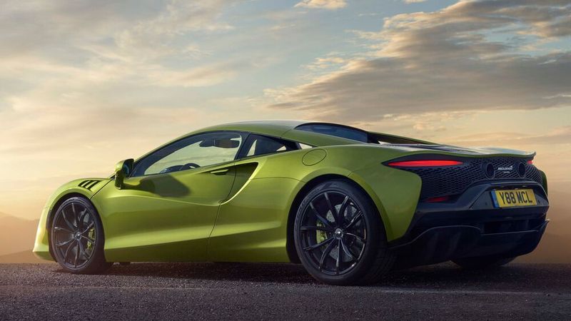 Ihm zur Seite steht eine E-Maschine mit 70 kW/95 PS, die in der ebenfalls neuen Achtgang-Automatik integriert ist. (McLaren)