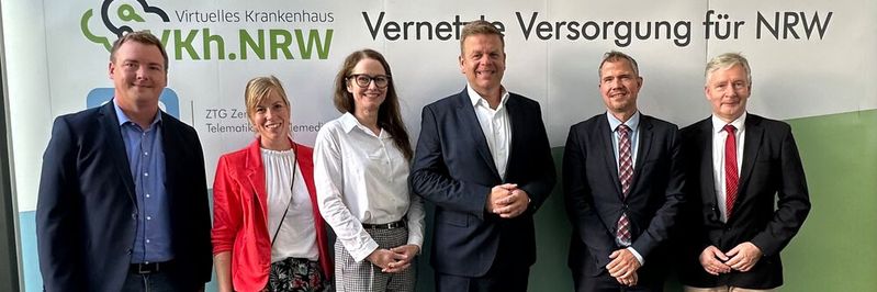 Die Veranstalter des „Sommersymposiums Vernetzte Versorgung“ mit Staatssekretär Matthias Heidmeier (Mitte) aus dem Ministerium Arbeit, Gesundheit und Soziales Nordrhein-Westfalen am 31. August 2023. Die Veranstalter des „Sommersymposiums Vernetzte Versorgung“ mit Staatssekretär Matthias Heidmeier (Mitte) aus dem Ministerium Arbeit, Gesundheit und Soziales Nordrhein-Westfalen am 31. August 2023.