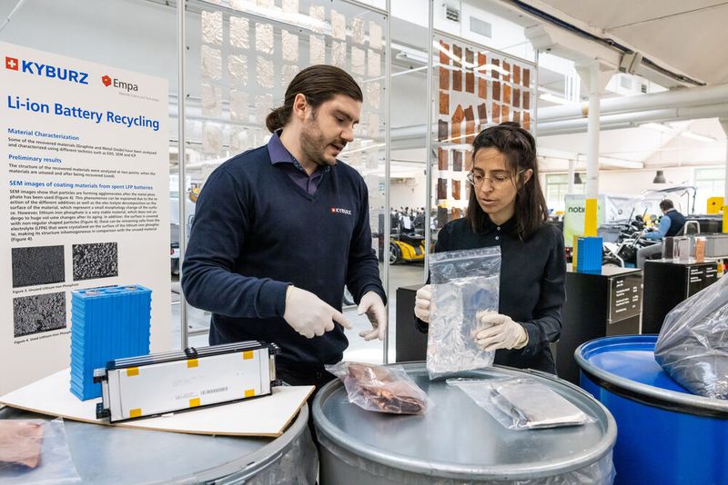Nora Bartolomé (Empa) und Olivier Groux (Kyburz Schweiz AG) arbeiten zusammen an der Rückgewinnung von hochwertigen Rohstoffen aus Lithium-Ionen-Batterien.  (Bild: Innosuisse.)