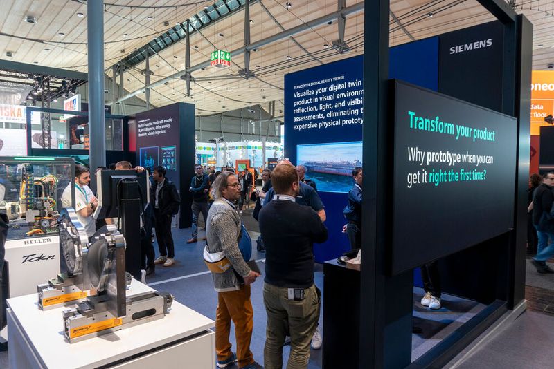 Am Stand von Siemens gab es traditionsgemäß eine sehr große Bandbreite an technischen Lösungen für die verschiedensten Branchen zu sehen. So konnte man sich unter anderem auch über Comos informieren, das inzwischen in der Version 10.5.1 verfügbar ist. Die Software unterstützt das Management von Anlagendaten über den gesamten Lebenszyklus hinweg und passt sich an schnelle Innovationszyklen und komplexe Datenmengen an. Die integrierte Plattform gewährleistet laut Siemens ein konsistentes Datenmanagement und fördert einen durchgängigen Datenfluss, der die Engineering-Effizienz und interdisziplinäre Zusammenarbeit unterstützen soll. (Bild: Vogel Communications Group)