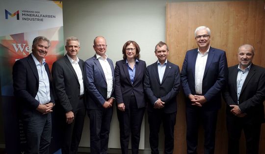 Die Vorstandsmitglieder des Verbandes der Mineralfarbenindustrie: Joachim von Schlenk, Michael Ertl, Ulrich Kabelac, Dr. Heike Liewald, Martin Fabian, Dr. Emmanuel Auer und Dr. Andreas Stohr (v.l.n.r.).  (Bild:  VdMi)