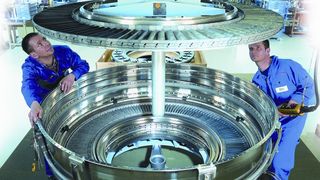 Beim Fertigen der komplexen Turbinenkomponenten aus hochwarmfesten Legierungen steht hohe Qualität an erster Stelle. Bild: MTU (Archiv: Vogel Business Media)