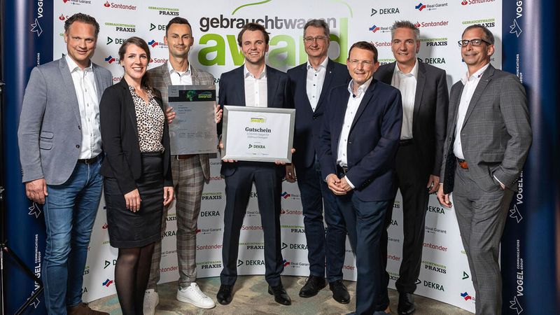 Platz 2 für Auto Weller in Osnabrück: Shannon Hellmann mit Jury und Sponsoren. (Bild: Stefan Bausewein)