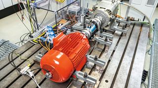 Der erste Prototyp der Synchronreluktanzmaschine bei Ben auf dem Prüfstand: Geprüft wird u. a., ob Wirkungsgrad, Bemessungspunkt, Drehmoment und Drehzahl, wie vorher ausgelegt, erreicht werden können.   (Bild: Ben Buchele)