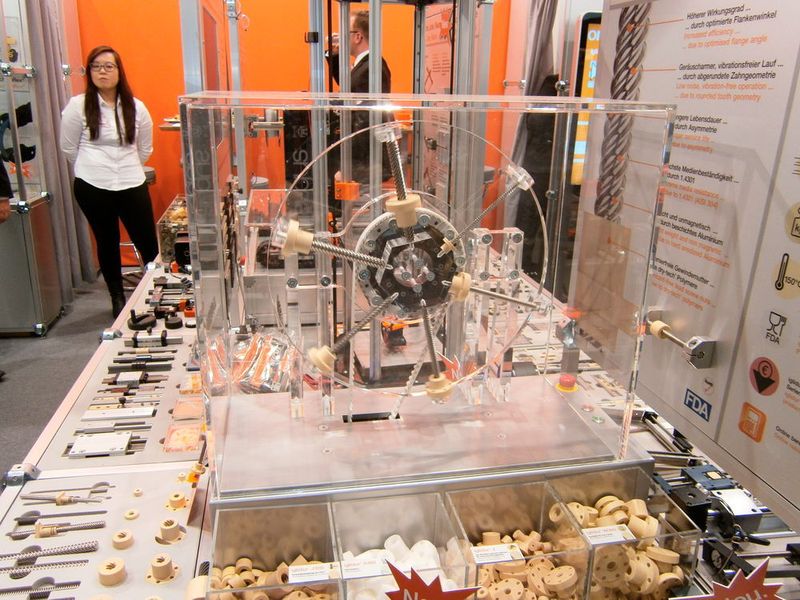 Impressionen von der formnext 2015 - powered by tct...bereits am ersten Tag bevölkerten ettliche Besucher die Halle 3.1 in Frankfurts Messeareal. (Bild: Königsreuther)