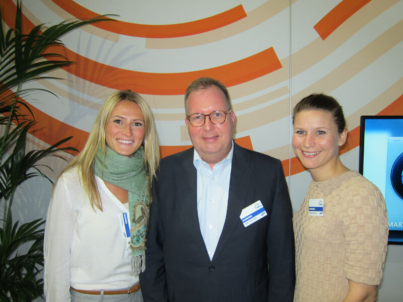 Peter Sturmfels, Samsung, mit Lisa Bildstein und Katharina Martin (r.), PACT Training ()