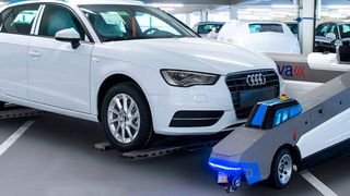 „Ray“ von Serva Transport Systems passt sich an die Maße jedes Pkw an und transportiert sie zum automatisch ermittelten Stellplatz. (Bild: Audi/Serva Transport Systems)