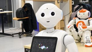 Die FAPS-Roboter Pepper (vorne) und Nao. (Bild: FAU/Boris Mijat)