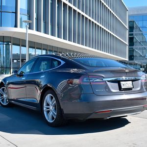 Bei stehenden Autos sollen sich künftig Verkehrsinformationen oder Werbung einblenden lassen.(Bild:  RPlate)