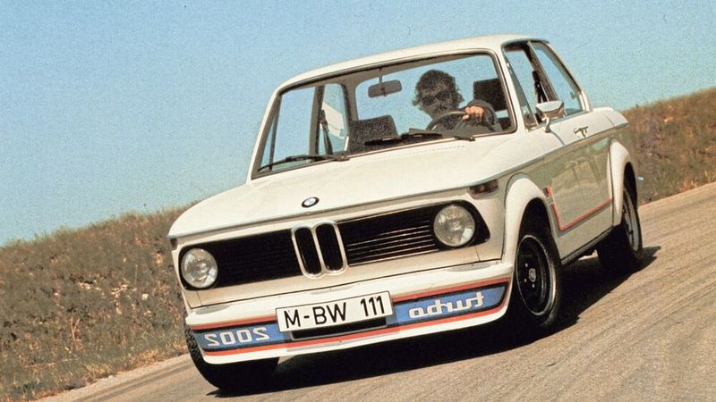 Der BMW 2002 Turbo debütierte 1973 als erstes europäisches Serienfahrzeug mit Abgasturbolader und Benzineinspritzung. Der bekannte intern M10 genannte Vierzylindermotor leistete statt 130 nunmehr 170 PS (125 kW). Er kostete 1973 18.720 DM, was heute 34.173 entspricht.  (Bild: BMW Group Classic)
