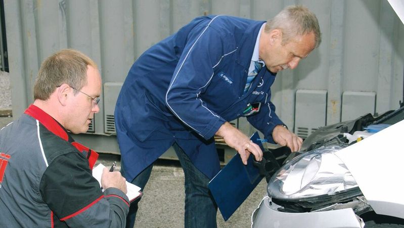 Auch das Sachverständigenwesen muss sich immer häufiger mit KI-erstellten Prüfberichten von Versicherern auseinandersetzen. Aber welchen Beweiswert haben solch automatisierte Dokumente?(Bild:  Wenz - VCG)