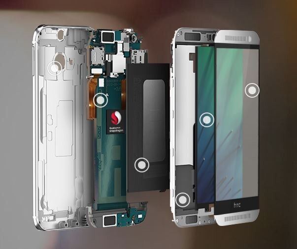 Im Inneren taktet ein Quadcore-Prozessor von Qualcomm, es stehen 16 bzw. 32 Gigabyte Speicherplatz zur Verfügung und es ist Android 4.4 aufgespielt. (HTC)