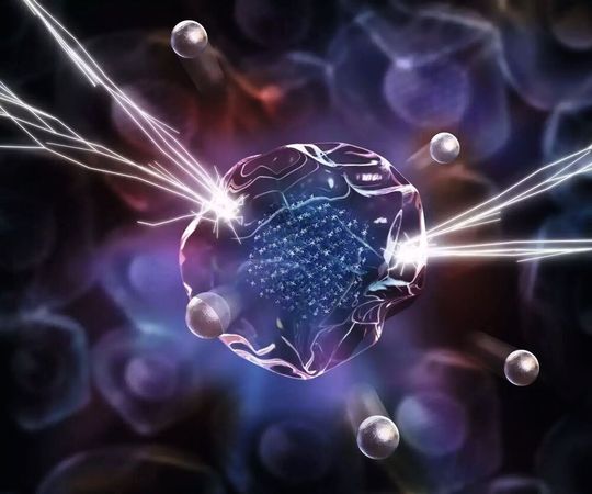 Schutz vor einem Kurzschluss: Wie die Illustration symbolisch andeutet, verhindert eine ungeordnete Ummantelung der Kristallkörner im Elektrolyten von Festkörperbatterien, dass Elektronen (weiße Linien) durch die Körnchen wandern. Ionen können die Grenzschicht dagegen durchdringen. Schutz vor einem Kurzschluss: Wie die Illustration symbolisch andeutet, verhindert eine ungeordnete Ummantelung der Kristallkörner im Elektrolyten von Festkörperbatterien, dass Elektronen (weiße Linien) durch die Körnchen wandern. Ionen können die Grenzschicht dagegen durchdringen.