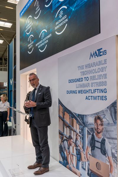 Comau-CEO Pietro Gorlier feierte auf der diesjährigen Automatica nicht nur den 50. Unternehmensgeburtstag, sondern präsentierte unter anderem Mate-XB. Das tragbare Exoskelett soll speziell der Ermüdung des Rückens beim Heben und bei sich wiederholenden Aufgaben vorbeugen. Hierzu könne man damit Lasten von bis zu 25 Kilogramm heben, wobei das System die Muskelbelastung um bis zu 35 Prozent reduzieren soll. (Bild: Vogel Communications Group)