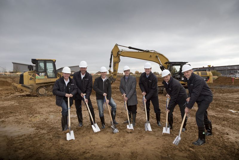 Spatenstich AMG Logistikzentrum in Affalterbach: Peter Kubiena (Leiter Facility Management), Ralf Stiegler (Facility Management), Frank Treu (Projektleiter Gebäudemanagement), Steffen Döttinger (Bürgermeister von Affalterbach), Ola Källenius (Vorsitzender der Geschäftsführung der Mercedes-AMG GmbH), Christian Wolff (Bereichsleiter AMG Operations), Florian Kotz (Abteilungseiter Logistik) (v.l.) (Bild: AMG)