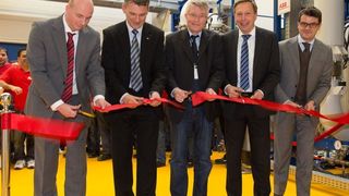 (V. l.): ABB-Standortleiter Ansgar Müller-Pleuß, Christoph Materne (ABB-Projektleiter für die Erweiterung der Vakuum-Schaltkammerfertigung), Harald Birkenkamp (Bürgermeister von Ratingen) Martin Schumacher (ABB-Vorstand) sowie Bruno Melles (Leiter des weltweiten ABB-Geschäftsbereichs Mittelspannungsprodukte). (Bild: Luca Siermann)