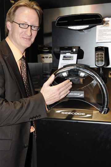 Seecode-Chef Dietmar Jung neben seiner brandneuen ins Lenkrad installierten Freisprecheinrichtung mit beleuchtetem Display und automatischer Telefonbuchübertragung. (Archiv: Vogel Business Media)