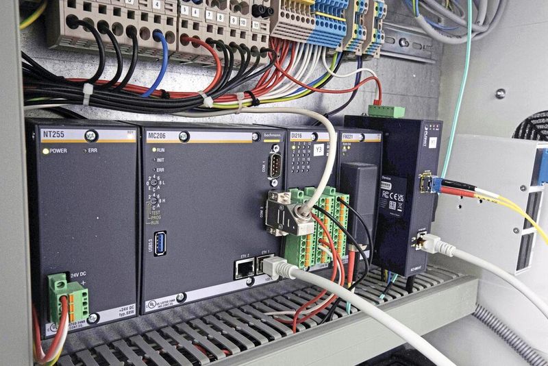 Ein Prozessormodul, ein Digital-Eingangsmodul, ein Fastbus-Modul sowie ein Netzteil sind im Parkreglerschrank von Speedline Aluminium untergebracht. (Bild: Bachmann electronic)