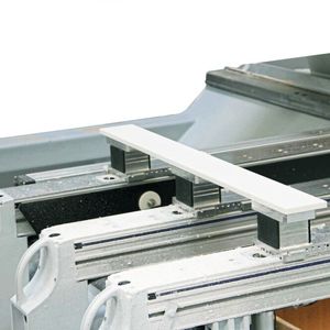 Die Werkstücke aus Corian werden mithilfe von Aluminium-Blocksaugern von Schmalz prozesssicher gespannt.