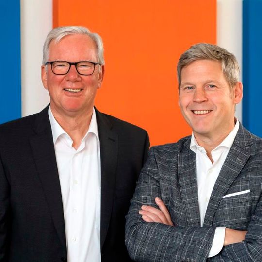 Passend zum Stabwechsel bei Yareto – Sven Hölker folgt als Geschäftsführer auf Andreas Finkenberg (li.) – präsentiert das Vergleichsportal die neue Kooperation mit dem ADAC.(Bild:  Yareto)