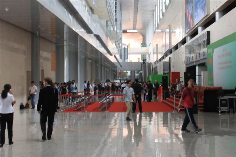 12.453 Besucher ins neue China National Convention Center. Auf dem Bild zu sehen ist die Eingangshalle des neuen Veranstaltungsgeländes. (Archiv: Vogel Business Media)