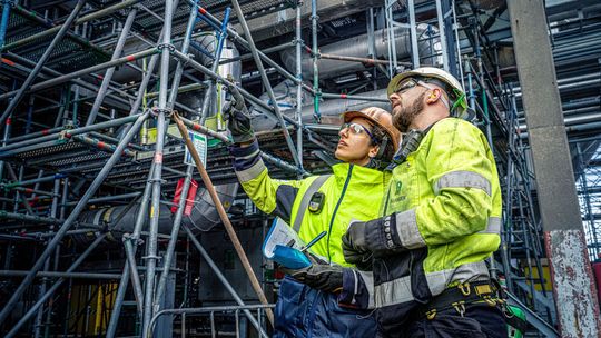 Bilfinger übernimmt die Isolierung einer Großraffinerie in Antwerpen und setzt dabei auf digitale Lösungen, um Effizienz und Nachhaltigkeit zu steigern.(Bild:  Bilfinger)