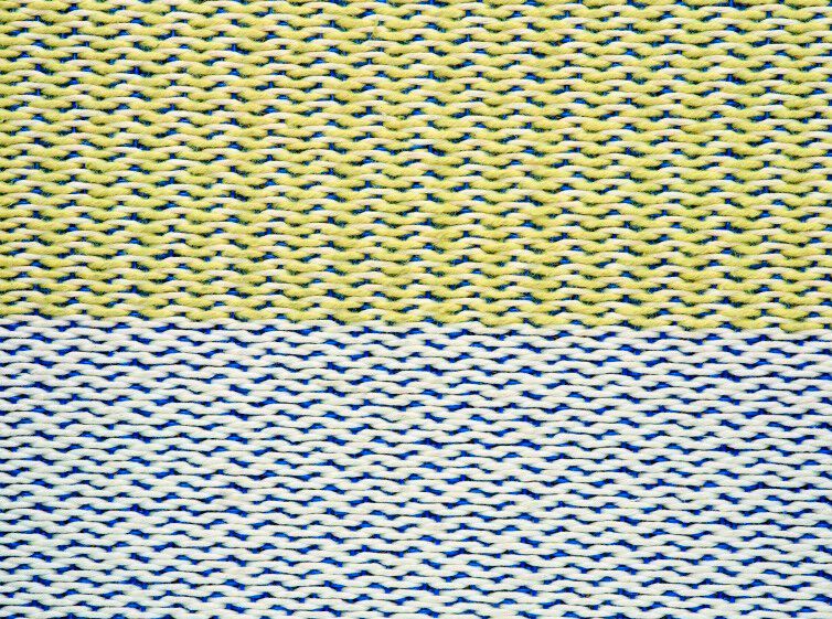 Das Konstruktionsprinzip der GKD-Heizgurte des Typs Conducto 3322 basiert auf einem innenliegenden Gerüst aus Polyestermonofilamenten (-monofilen) und Bronzedrähten, die in Laufrichtung mit einer „Kette“ aus Stapelfasern versehen sind. (Bild: GKD)