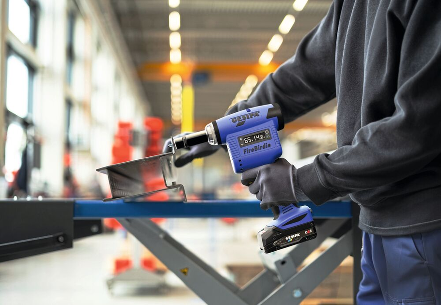 Gesipa Fire Birdie: Cordless tool for blind rivet nuts