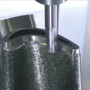 Durch Kombination von Materialauftrag und Zerspanung in einem einzigen CNC-Programm lassen sich komplexe Formen mit höchster Präzision erzeugen und fertigstellen.