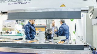 Die Lamiera in Italien widmet sich ausschliesslich der Metallumformung. Und das aus gutem Grund: Mit einer Produktion von 3,4 Milliarden Euro im Jahr 2023, was einer Steigerung von 8 Prozent gegenüber dem Vorjahr entspricht, festigt die italienische Industrie für Blechbearbeitungsmaschinen und -technologien ihren zweiten Platz in der Weltrangliste. Dank einer Steigerung des Auslandsumsatzes um fast 30 Prozent auf 1,8 Mrd. Euro belegt Italien auch bei den Exporten den zweiten Platz. Mit einem Inlandsverbrauch von 1,9 Mrd. Euro ist Italien der drittgrösste Markt für diese Technologien, deren Nachfrage in den nächsten drei Jahren weiter steigen dürfte. (Bild: Ruggiero Scardigno)