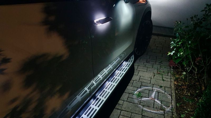 Eine nette Spielerei ist der Mercedes-Stern, der auf die Straße projiziert wird. (Bild: Mauritz – VCG)