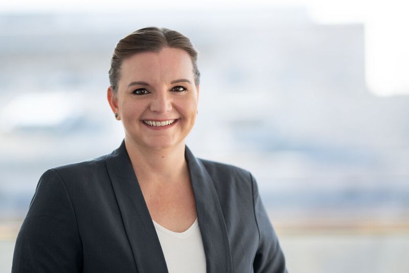 „2024 wird das Jahr sein, in dem halbherziges Employer Branding endgültig scheitert.“ Das sagt Stephanie Krüger, Head of Talent Acquisition bei HRtbeat GmbH.  Das komplette Statement finden Sie in unserem ausführlichen  Trenddossier 2024. (Bild: Handwerks Heroes | Jennifer Aengst)