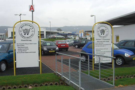 Der Gebrauchtwagenplatz des Autohauses Hermann ist im Supermarktstil angelegt. (Archiv: Vogel Business Media)