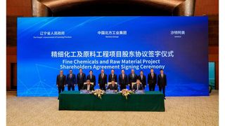 Die Vereinbarung mit Aramco wurde von Anwar Al Hejazi, Präsident von Aramco Asia (sitzend links), Yongqiang Ren, Vorsitzender von North Huajin (sitzend Mitte), und Fei Jia, Vorsitzender der Panjin Xincheng Industrial Group (sitzend rechts), unterzeichnet. (Bild: Aramco)