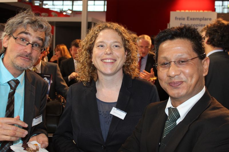 Am Dienstagabend wurde bei der Vogel Business Media am Messe-Stand in Halle 9 traditionell auf eine erfolgreiche Hannover Messe 2014 angestoßen. Gute Gespräche und Live-Musik von der Band „Famos“ sorgten bei den zahlreichen Standpartygästen für eine ausgelassene Stimmung. (Siegl/Vogel Business Media)