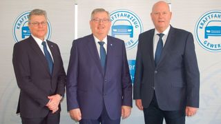 Legten die Bilanz für das Autojahr 2023 und die Prognose vor: Geschäftsführer Christian Metje, Präsident Karl-Heinz Bley und Landespressesprecher Joachim Czychy. (Bild: Kfz-Gewerbe Niedersachsen/Bremen)