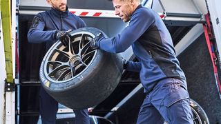 Auf dem Bild zu sehen ist die funktionale Arbeitskleidung von Kübler Athletiq. (Bild: Kübler)