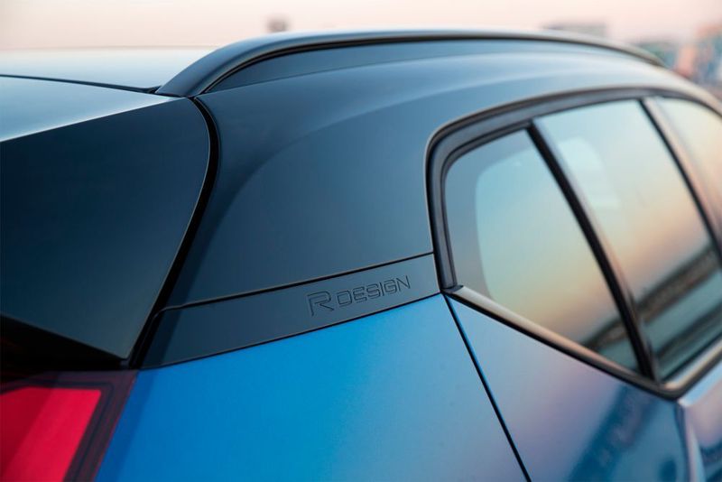 Die C-Säule ist auffallend breit und finnenartig gestaltet.   (Volvo)